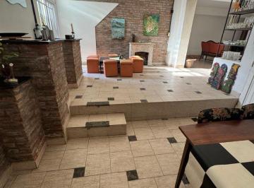 Casa · 190m² · 5 Ambientes · 1 Cochera · Casa en Lanús con Parque