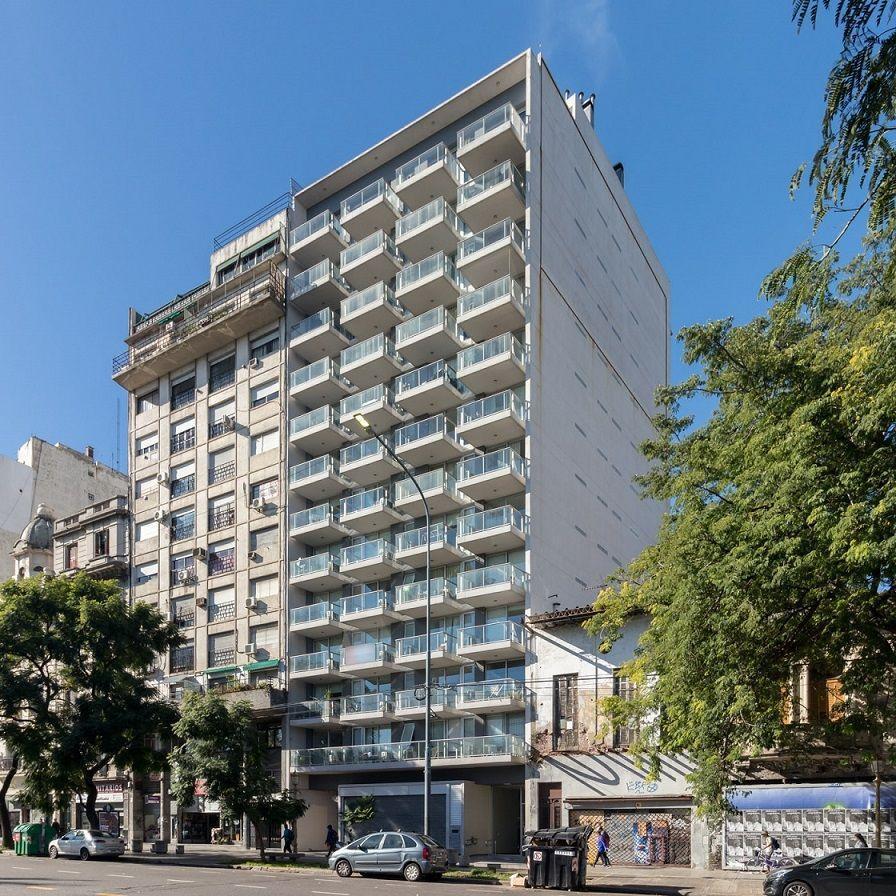 BERNARDO DE IRIGOYEN 1390. Entre Av. Juan De Garay y Cochabamba