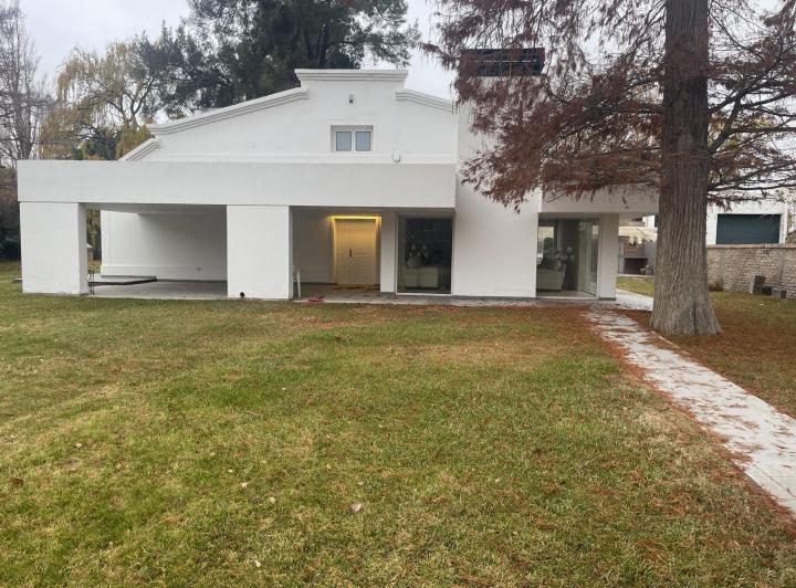 Casa · 1750m² · 5 Ambientes · 2 Cocheras