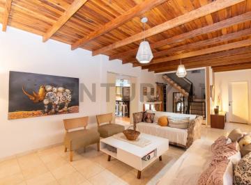 Casa · 200m² · 5 Ambientes · 3 Cocheras · Casa en Venta 3 Dormis con Verde en Tolosa