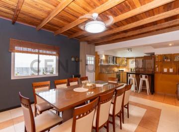 Casa · 200m² · 5 Ambientes · 3 Cocheras · Casa en Venta 3 Dormis con Verde en La Plata