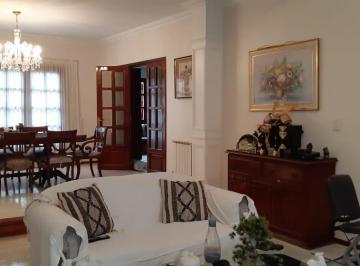 Casa · 307m² · 4 Dormitorios · 2 Cocheras · Casa en Venta de 4 Dorm Única en Barrio San Salvador. Excelente Construcción. Pileta