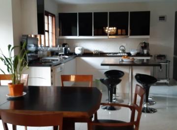 Casa · 307m² · 4 Dormitorios · 2 Cocheras · Casa en Venta de 4 Dorm Única en Barrio San Salvador. Excelente Construcción. Pileta