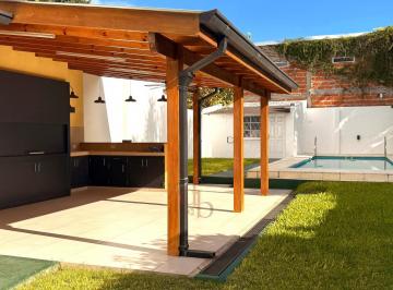 Casa · 170m² · 3 Ambientes · 2 Cocheras · Casa en Venta en Adrogué en Inmejorable Ubicación