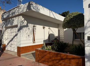 Casa · 122m² · 5 Ambientes · 1 Cochera · Casa en Barrio San Martin