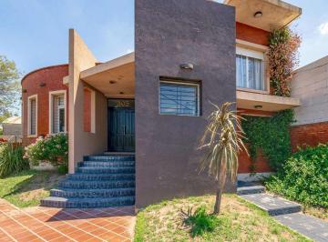 Casa · 228m² · 5 Ambientes · 1 Cochera · Casa en Crispiniano Fernandez 305.