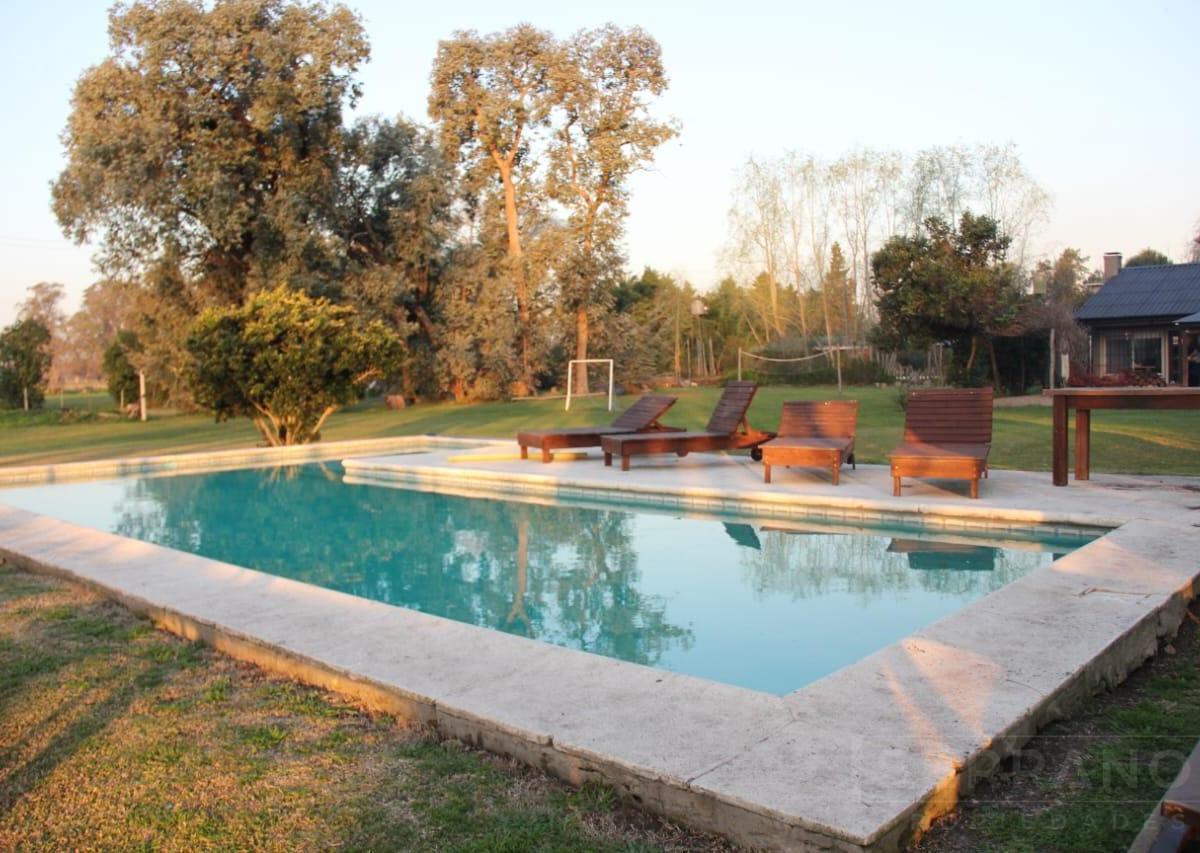 Venta Casa 4 Ambientes con Piscina y Vista al Campo en Parque Exaltación