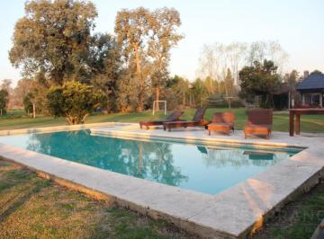 Casa · 140m² · 4 Ambientes · 5 Cocheras · Venta Casa 4 Ambientes con Piscina y Vista Al Campo en Parque Exaltación