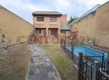 Casa · 240m² · 5 Ambientes · 3 Cocheras · Venta Permuta Casa 5 Amb con Cochera y Pileta Apto Credito en Villa Bosch
