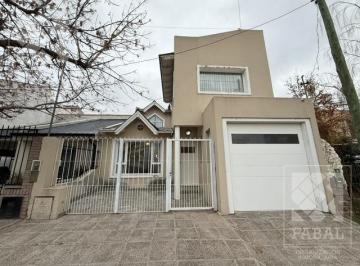 Casa · 198m² · 6 Ambientes · 2 Cocheras · Casa Alquiler Santa Genoveva, 4 Dorm., 3 Baños, Jardín con Parrilla y Cochera Doble