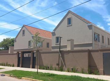 Casa · 130m² · 4 Ambientes · 2 Cocheras · Alquiler de Tríplex. Impecables! Bajas Expensas. Complejo Beltrán Chico - Lomas Oeste