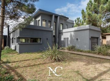 Casa · 200m² · 4 Ambientes · 1 Cochera · Casa en Venta en Costa Esmeralda Al Golf