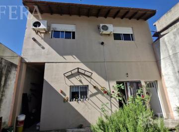 Casa · 152m² · 4 Ambientes · 1 Cochera · Venta Casa Multifamiliar con Cochera en Villa Dominico