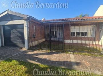 Casa de 4 ambientes, Morón · Casa en Morón de 250 m² con Patio, Pileta, Parrilla y Cochera en Alquiler