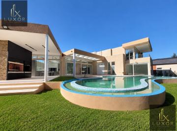 Casa · 690m² · 5 Ambientes · 2 Cocheras · Casa - Los Castores
