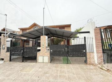 Casa · 75m² · 4 Ambientes · 1 Cochera · Casa Alquiler Santa Genoveva, 2 Dorm., 2 Baños, Jardín y Cochera
