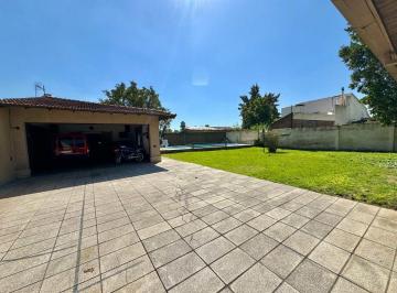 Casa · 302m² · 4 Ambientes · 2 Cocheras · Venta Casa Tipo Quinta 4 Amb. Berazategui