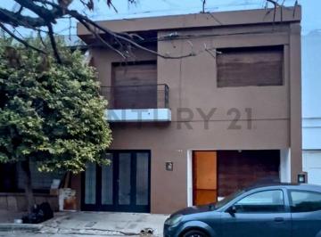 Casa · 165m² · 7 Ambientes · 1 Cochera · Hermosa Casa con Patio Cesped 3 Dorm., con Posibilidad Uso Laboral.