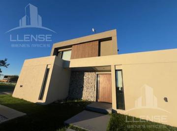 Casa · 200m² · 5 Ambientes · 2 Cocheras · Casa 5 Ambientes en Venta y Alquiler en Barrio San Juan Chico