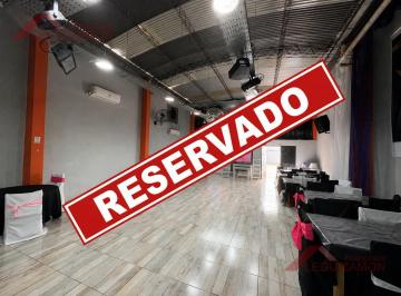 Bodega-Galpón · 220m² · 4 Cocheras · Galpón en Alquiler – Amplios Espacios – Ideal Depósito / Showroom – Rápido Acceso a Capital