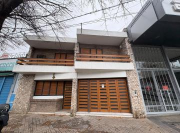 Casa · 220m² · 5 Ambientes · 1 Cochera · Casa Tres Dorm. Garage Terraza Parrillero Patio