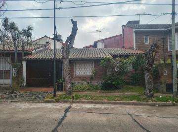 Casa · 135m² · 5 Ambientes · 1 Cochera · Casa a Remodelar en El Corazon de Punta Chica