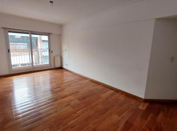 Departamento de 3 ambientes, Belgrano · Cómodo 3 Ambientes Al Frente con Balcón. Baño Completo y Toilette
