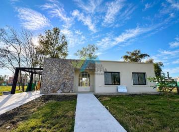 Casa · 160m² · 5 Ambientes · 1 Cochera · Venta de Casa en Una Planta - Santa Sofia Pilar del Este