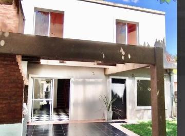 Casa · 100m² · 4 Ambientes · 1 Cochera · Adrogue - 3 Dorm. - Ph en Venta
