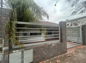 Casa · 130m² · 4 Ambientes · 1 Cochera · Chalet a La Venta