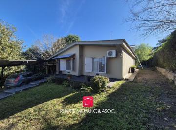 Casa · 110m² · 4 Ambientes · 2 Cocheras · Chalet en Los Aromos - Tres Dorm.