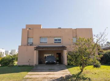 Casa · 400m² · 4 Dormitorios · 2 Cocheras · Casa en Venta en Los Nogales
