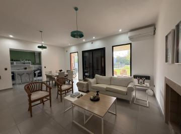 Casa · 190m² · 5 Ambientes · 1 Cochera · Casa en Pueblo General Belgrano