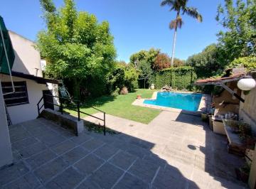 Casa · 261m² · 5 Ambientes · 1 Cochera · Casa de Estilo en Olivos. 5 Ambientes y Pileta