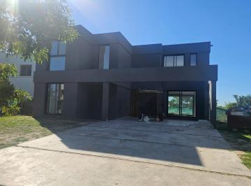 Casa · 300m² · 4 Ambientes · 2 Cocheras · Casa en Venta - El Cantón, Barrio Golf