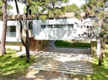 Casa · 250m² · 5 Ambientes · 2 Cocheras · Venta Casa Carilo Piscina Vista Al Golf Oportunidad Financia