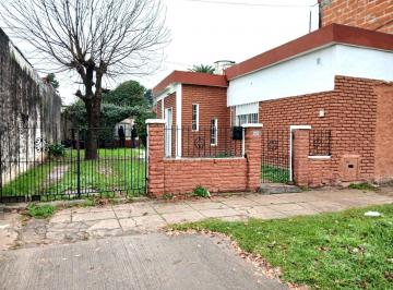 Casa · 180m² · 4 Ambientes · 1 Cochera · Venta Casa y Dto en Terreno Propio Bella Vista