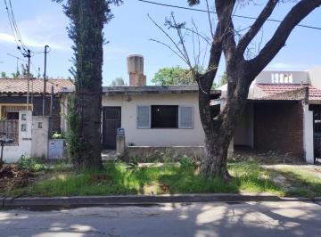 Casa · 80m² · 4 Ambientes · 1 Cochera · Terreno con Casa a Refaccionar o Demoler Ituzaingo
