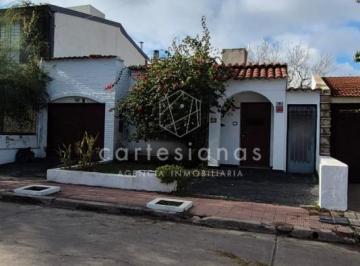 Casa · 157m² · 6 Ambientes · 1 Cochera · Oportunidad Casa 3 Dorm Para Reciclar B° Granja de Funes a 50 m de Rafael Nuñez