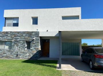Casa de 5 ambientes, Pilar · Casa en Alquiler en Barrio San Ramiro – Pilar del Este
