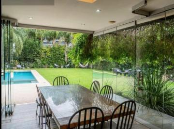 Casa · 812m² · 6 Ambientes · 3 Cocheras · Adrogue Chico