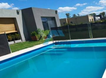 Casa · 130m² · 4 Ambientes · 1 Cochera · Venta de Casa con Pileta - Santa Emilia Pilar del Este