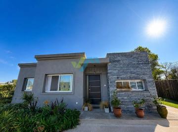 Casa · 130m² · 4 Ambientes · 1 Cochera · Venta de Casa con Pileta - Santa Emilia Pilar del Este