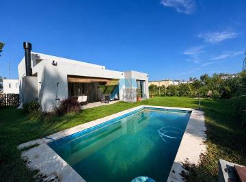 Casa · 130m² · 4 Ambientes · 1 Cochera · Venta de Casa con Pileta - Santa Emilia Pilar del Este