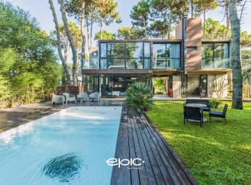 Casa · 161m² · 4 Ambientes · Casa en Venta en Pinamar de Hormigon Visto