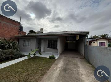 Casa · 3 Ambientes · 2 Cocheras · Casa en Alquiler - Barrio 2 de Abril