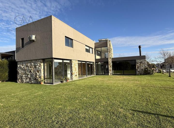 Casa · 282m² · 5 Ambientes · 2 Cocheras