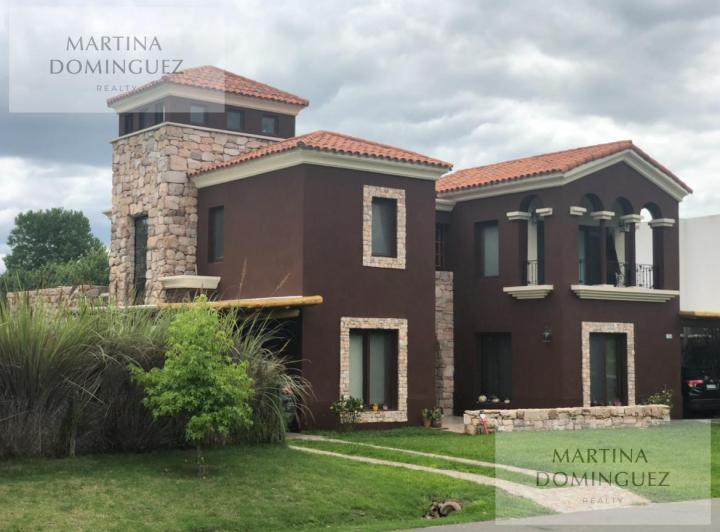 Casa · 260m² · 5 Ambientes · 5 Cocheras
