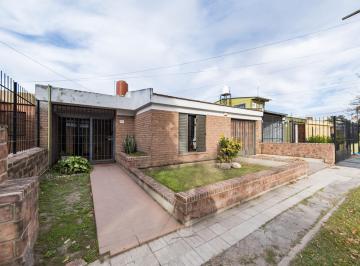 Casa · 123m² · 5 Ambientes · 1 Cochera · Vendo Casa en Marcos Sastre, 3 Dorm., Ideal Familia