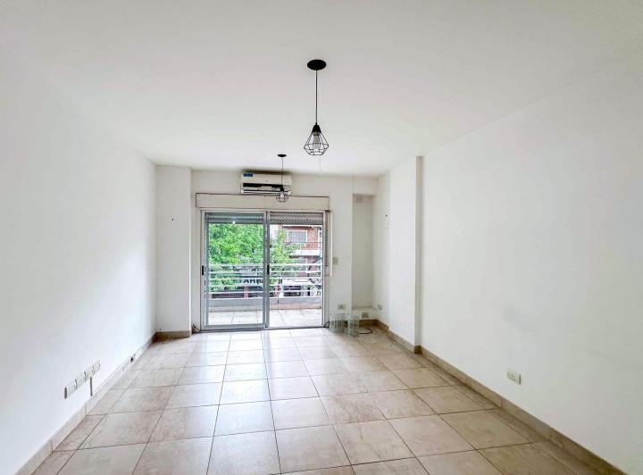 Monoambiente con Balcon Al Frente en Alquiler